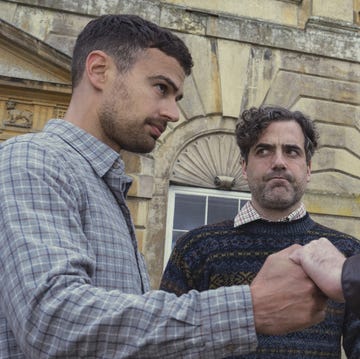 Theo James, Daniel Ings, Pearce Quigley, The Gentlemen theo james, daniel ings, pearce quigley, holding hands in a still from the gentlemen