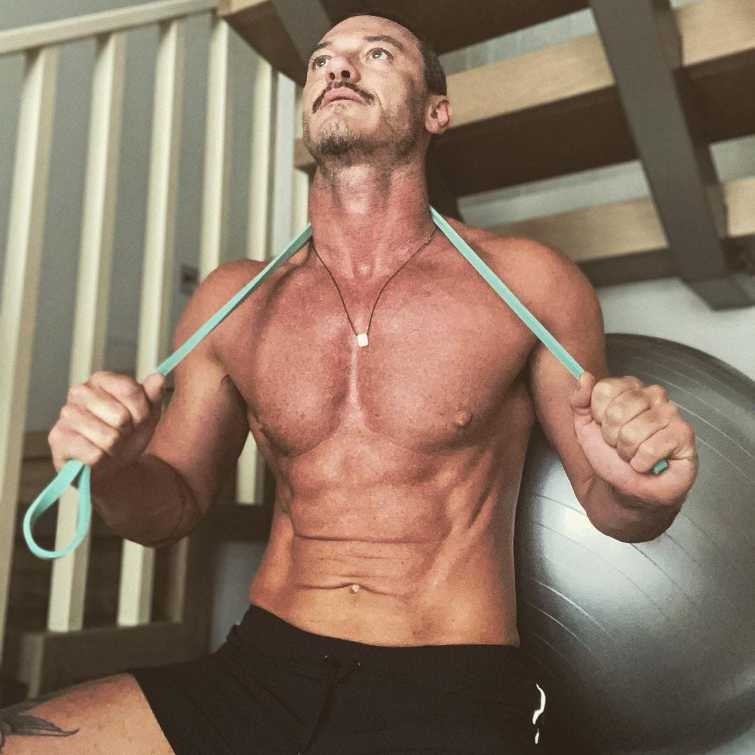 Luke Evans sin camiseta se queja en Instagram de entrenar en casa