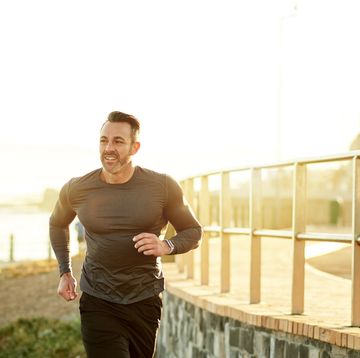 hombre corriendo con zapatillas de running on