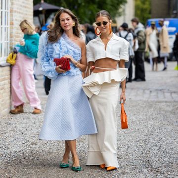 twee vrouwen poseren tijdens copenhagen fashion week