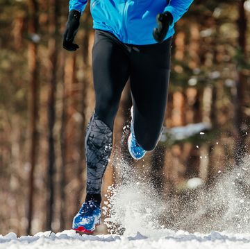 person running in thermal leggings in the snow