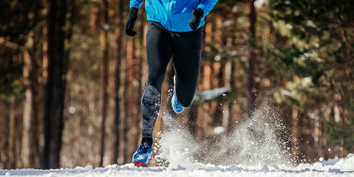 person running in thermal leggings in the snow