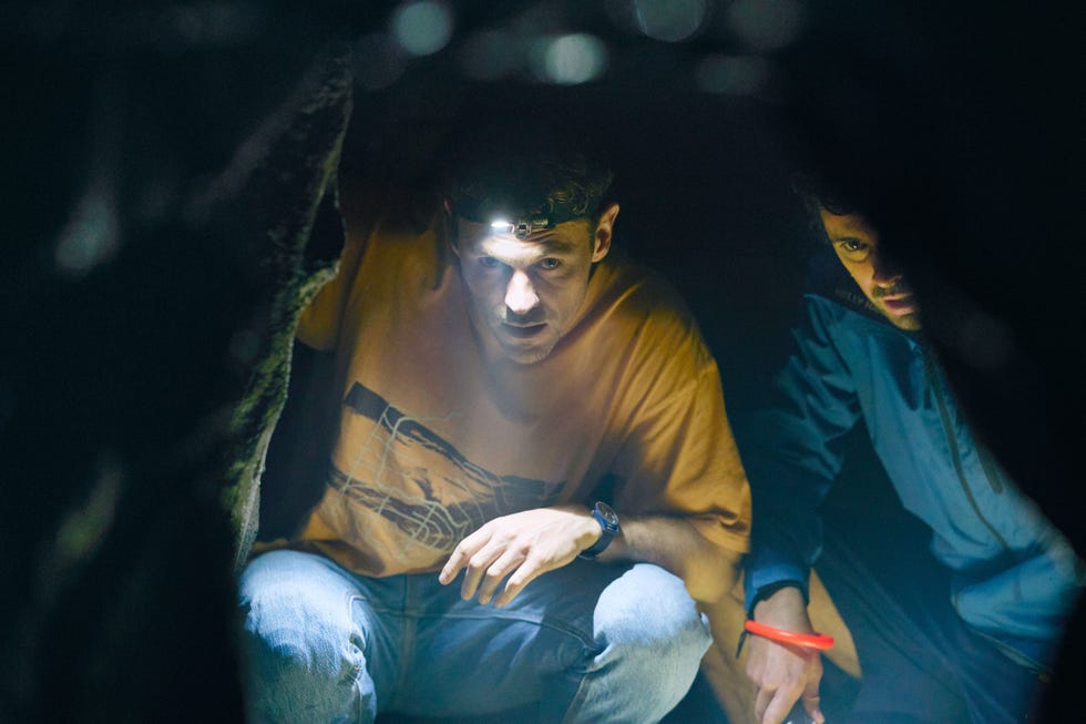 the survivors. (l to r) charlie vickers as kieran, thom green as sean in the survivors. cr. courtesy of netflix © 2025