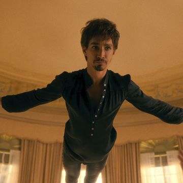 the umbrella academy robert sheehan as klaus hargreeves in episode 203 of the umbrella academy cr courtesy of netflixnetflix © 2020