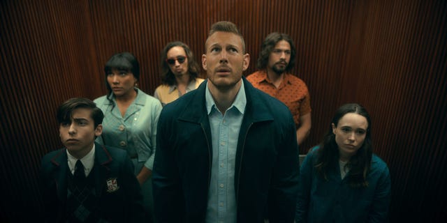el reparto de umbrella academy en un ascensor