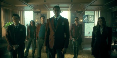 the umbrella academy l to r justin h min as ben hargreeves, cazzie david as jayme, jake epstein as alphonso, justin cornwell as marcus, britne oldford as fei, genesis rodriguez as sloane in episode 301 of the umbrella academy cr courtesy of netflix © 2022