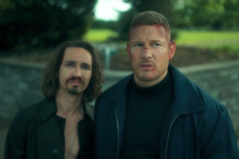 the umbrella academy l to r robert sheehan as klaus hargreeves, tom hopper as luther hargreeves in episode 301 of the umbrella academy cr courtesy of netflix © 2022