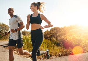 dos corredores sonriendo y corriendo uno junto al otro