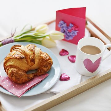 planes san valentín desayuno romántico en la cama