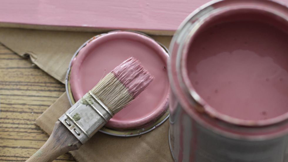 latas de pintura color rosa