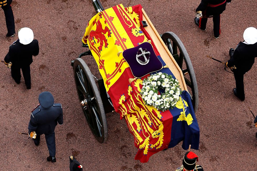 visit the queen's coffin
