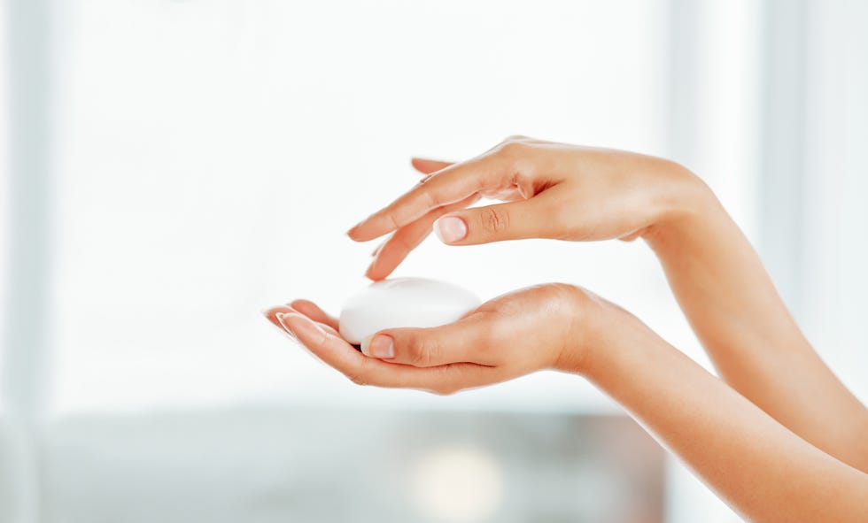 Manos aplicándose crema para cuidarlas