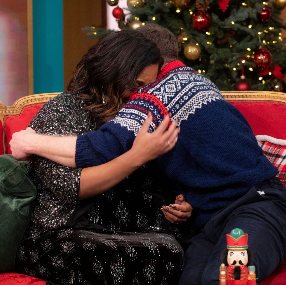 Alison Hammond y Dermot O'Leary se abrazan en el sofá esta mañana durante el episodio navideño.