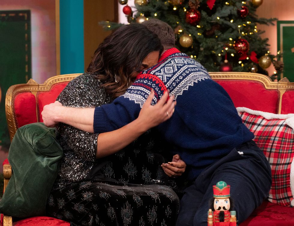 Alison Hammond und Dermot O'Leary umarmen sich während der Weihnachtsfolge heute Morgen auf dem Sofa