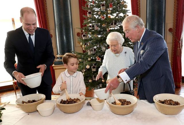 ホリデームード高まるなか、エリザベス女王とチャールズ皇太子、そして父ウィリアム王子のクリスマス・プディング作りのお手伝いをこなしたジョージ王子。そのプディングのレシピが、このたび公開となった。
