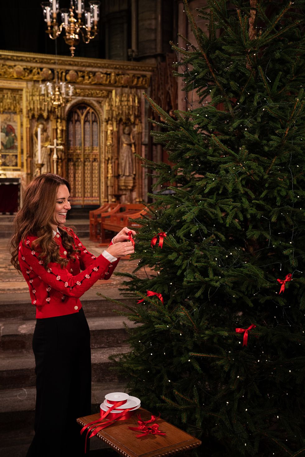 the duchess of cambridge decorates westminster abbey christmas tree