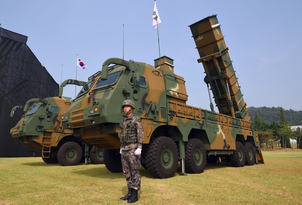 un soldado surcoreano hace guardia frente a un camión de lanzamiento de misiles balísticos hyunmoo 2