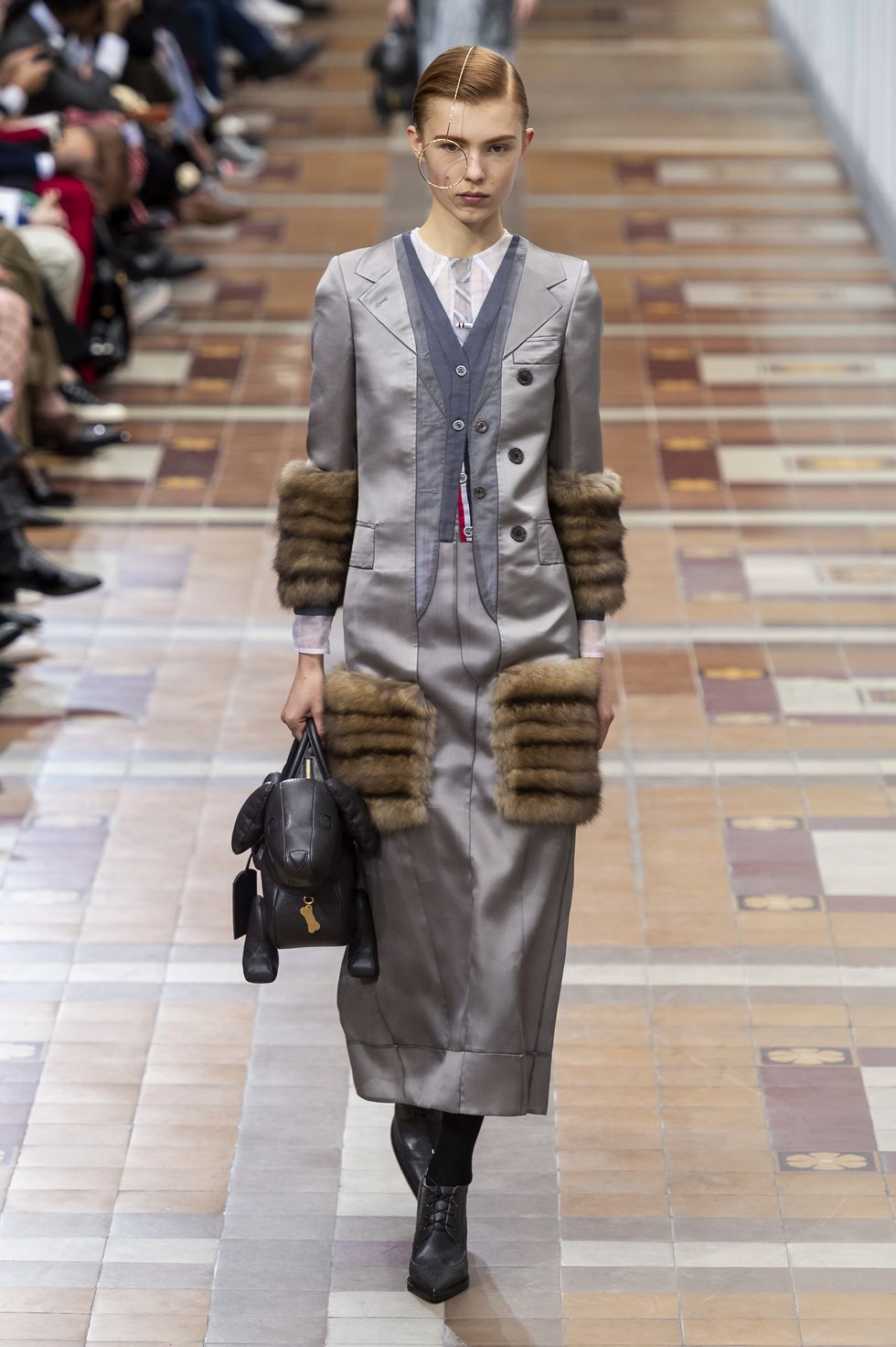 【巴黎時裝週】Thoms Browne發布了11套一模一樣的設計超傻眼！原來這是一系列少女的「工作制服」啊！
