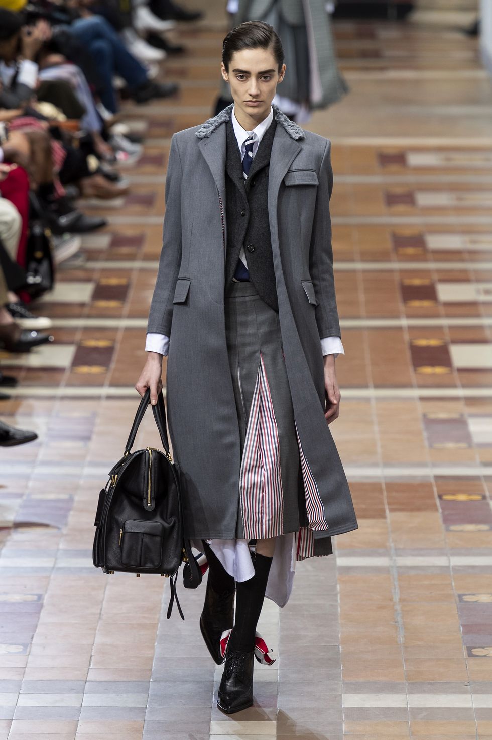 【巴黎時裝週】Thoms Browne發布了11套一模一樣的設計超傻眼！原來這是一系列少女的「工作制服」啊！