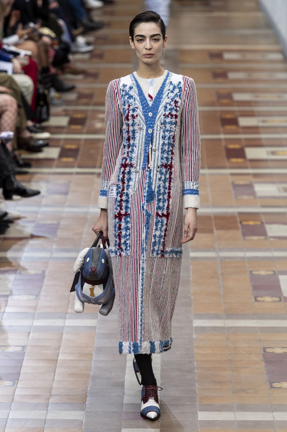 【巴黎時裝週】Thoms Browne發布了11套一模一樣的設計超傻眼！原來這是一系列小資女孩的日常工作服啊！