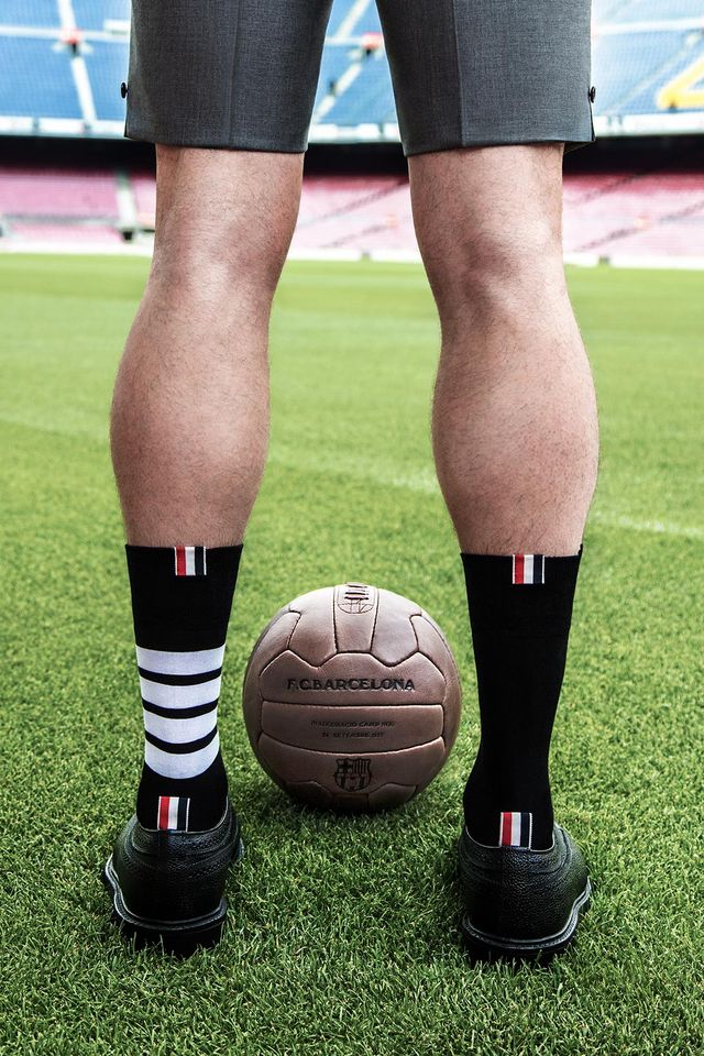 Human leg, Leg, Football, Calf, Sports equipment, Grass, Knee, Ball, Footwear, Soccer ball, 