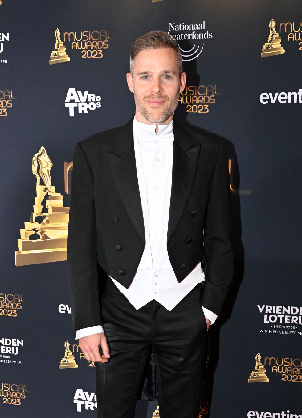 foto van thomas cammaert in een smoking op de rode loper van het musical awards gala