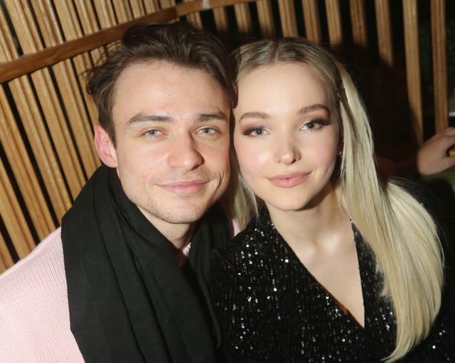 Дав кэмерон и доэрти. Dove Cameron and Thomas Doherty. Дав Камерон и Томас Доэрти 2020. Даа Камерон и Томас Доэрти.