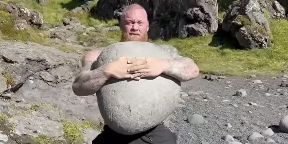 Regardez Hafthor Bjornsson soulever l’un des rochers les plus lourds d’Islande