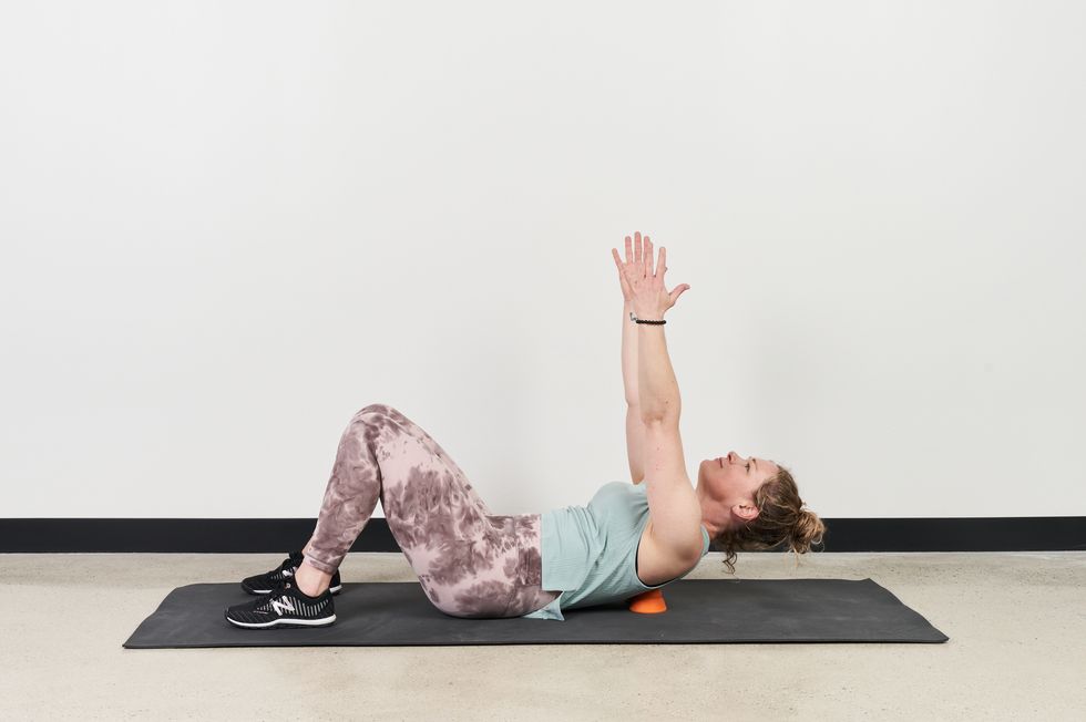 natascha grief performing a series of thoracic mobility exercises for bicycling