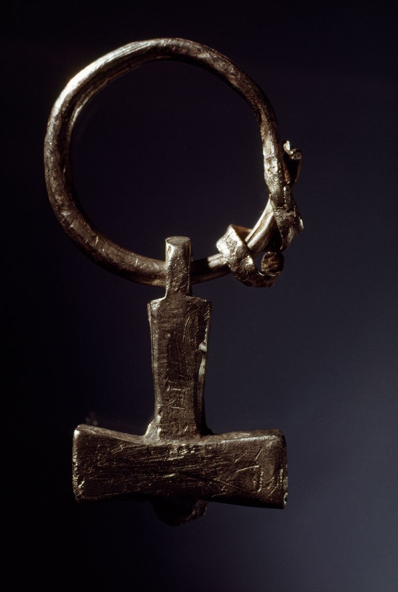 Dit Vikingamulet beeldt Thors hamer of Mjlnir uit Sommige historici menen dat zulke amuletten door krijgers werden gedragen om tijdens een slag kracht uit te putten Andere denken dat de kruisvormige amuletten als gebaar dienden tegenover het zich alsmaar uitbreidende christendom waarvan de gelovigen een kruisje om de hals droegen