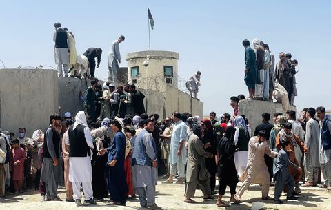 thousands of afghans rush to the airport in kabul