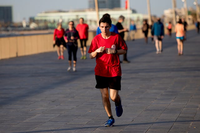 un chico corre por barcelona, que el lunes 25 entra en la fase 2 de la desescalada