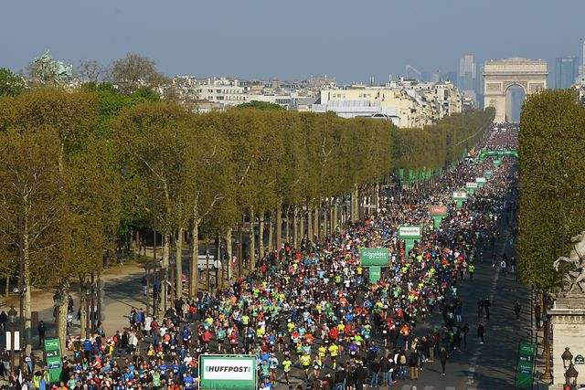 maratona di parigi più grande storia