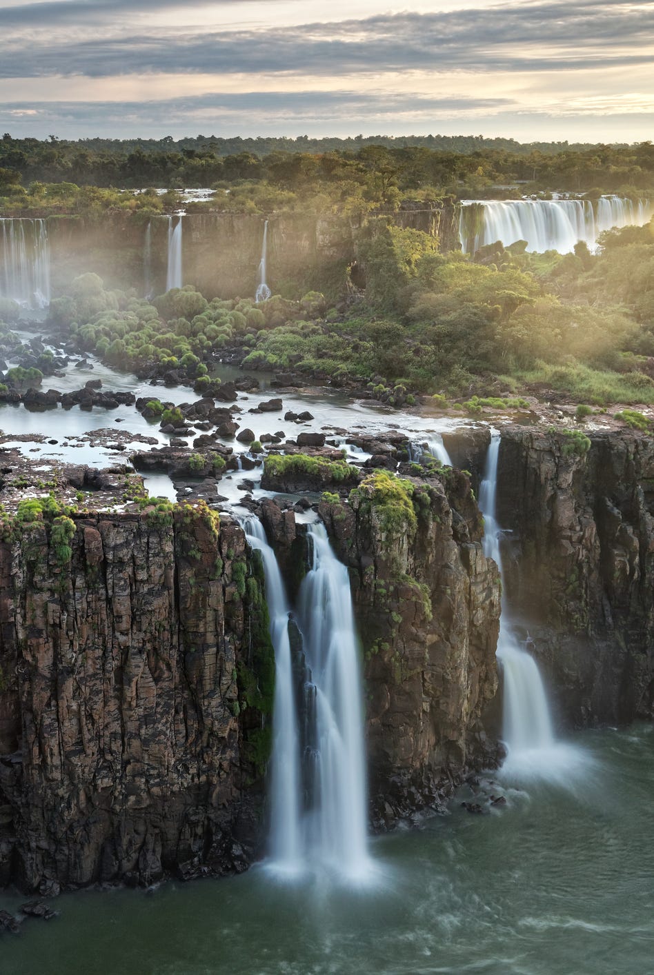Iguazu Şelalesi'nde Üç Silahşörler Şelalesi ve arkada Arjantin tarafında Rivadavia Şelalesi Iguazu Şelalesi'nde Üç Silahşörler Şelalesi ve arkada Arjantin tarafında Rivadavia Şelalesi