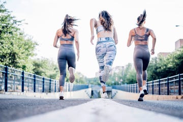 drie vrouwen rennen op het asfalt