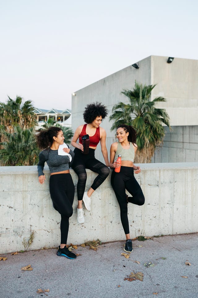mujeres descansando tras un entrenamiento al aire libre