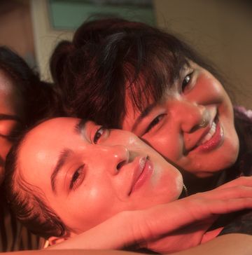 drie jonge vrouwen in de slaapkamer