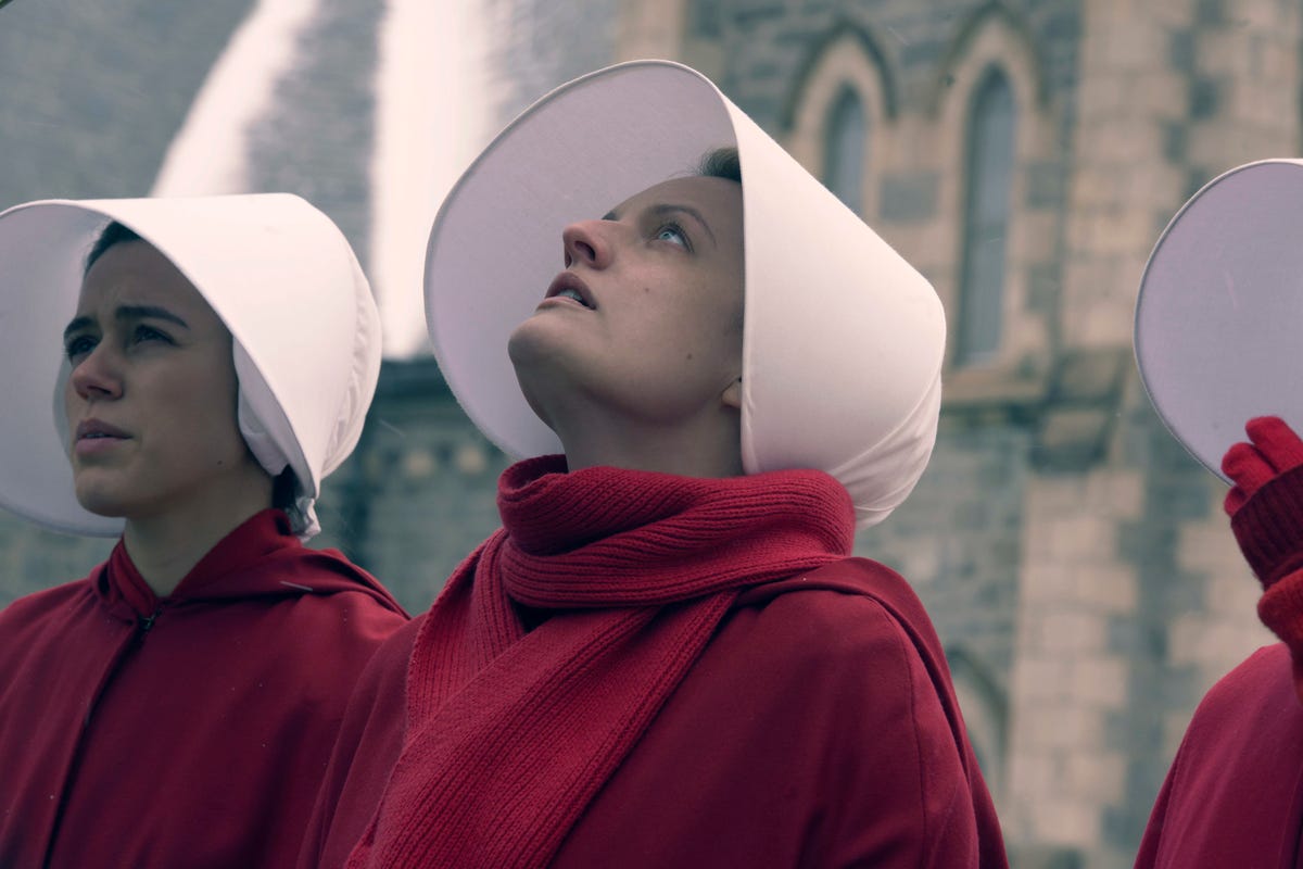 Рассказ служанки трейлер. The Handmaid's Tale. Рассказ служанки сериал. Handmaid's Tale 5 сезон Дата. Рассказ служанки Джун.