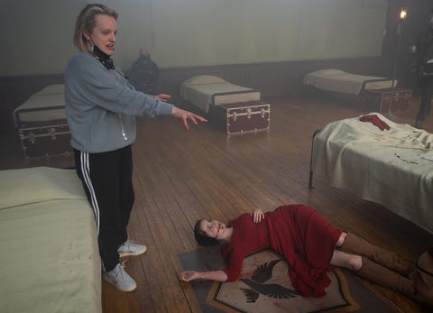 elisabeth moss directing mckenna grace in the handmaids tale season 5 elisabeth moss directing mckenna grace in the handmaids tale season 5