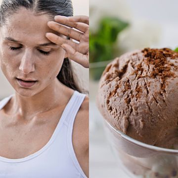 チョコとミントのアイスクリーム、汗をかく女性