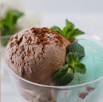 チョコとミントのアイスクリーム、汗をかく女性