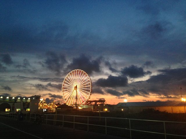 Sky, Ferris wheel, Cloud, Tourist attraction, Landmark, Night, Evening, Recreation, Dusk, Fun, 