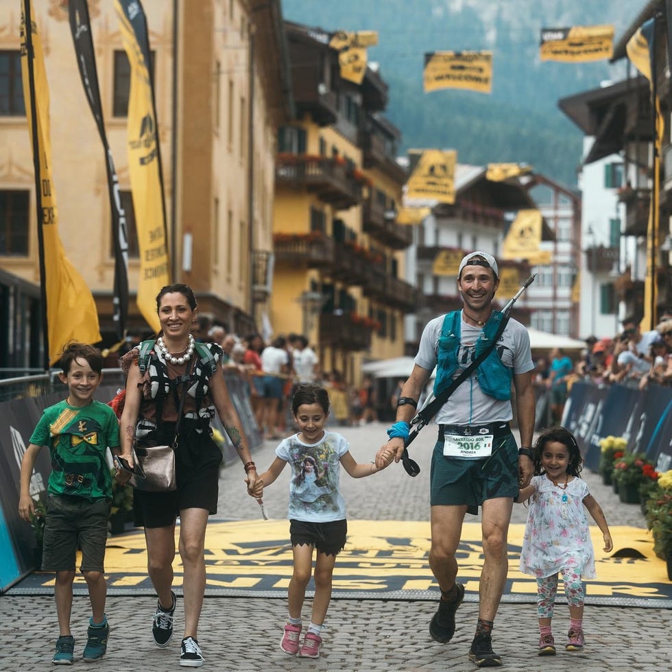 andrea macchi sul traguardo per mano con la famiglia