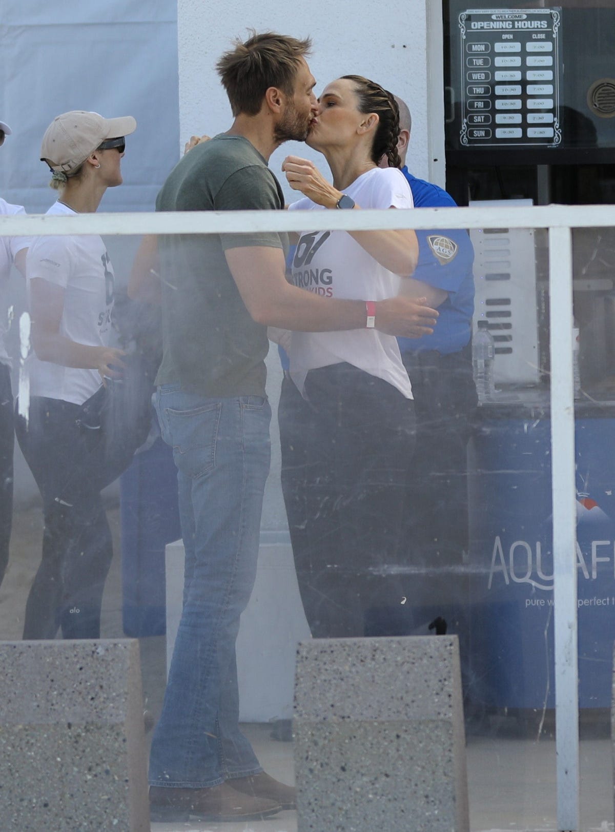 Jennifer Garner and Boyfriend John Miller Share a Kiss at a Charity Event