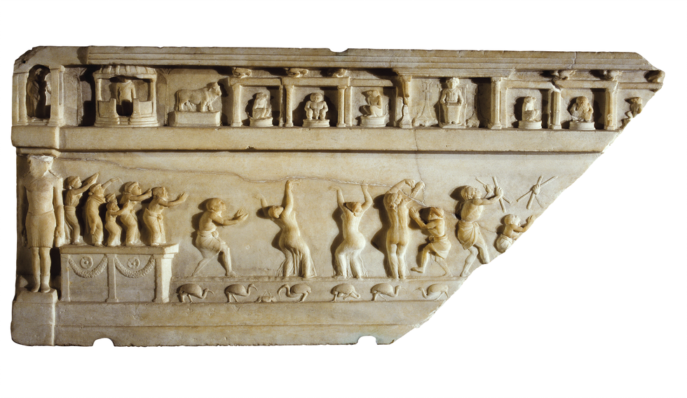 Romeins relif van een Isistempel Boven zijn altaren met diergoden afgebeeld in het midden dansers onder heilige ibissen Museo Nazionale Romano Rome