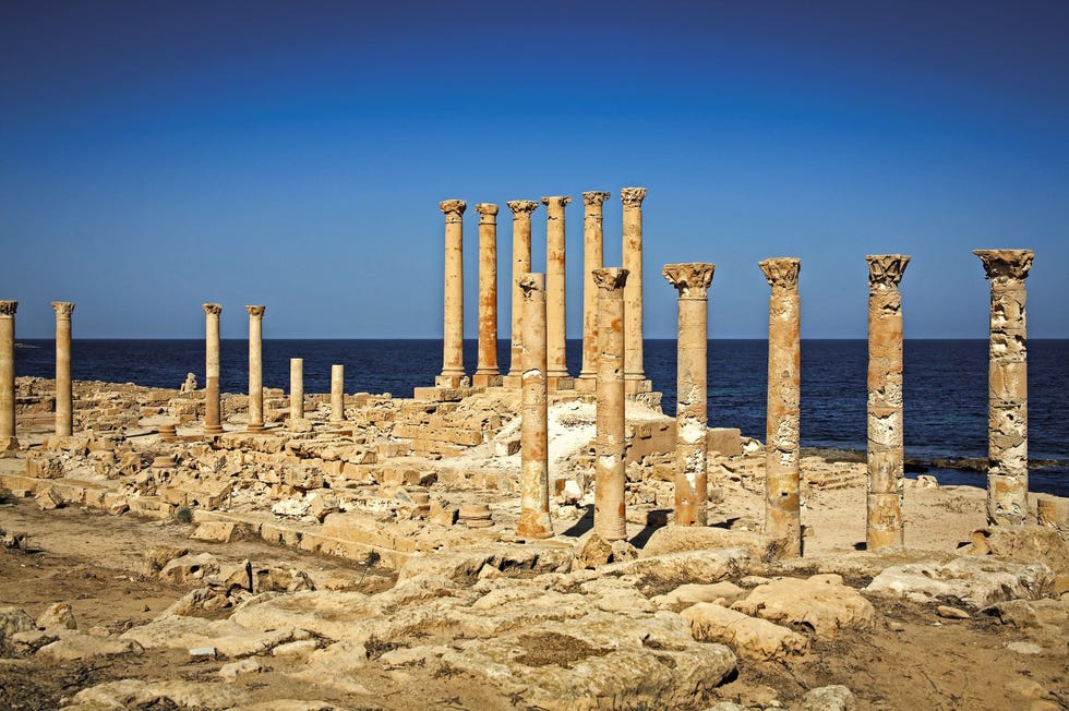 Sabratha in het huidige Libi was een belangrijke haven in de Romeinse tijd Te midden van de prachtige bouwwerken valt de Isistempel op die dateert uit de 1ste eeuw vC De tempel verheft zich op een voorgebergte boven de zee