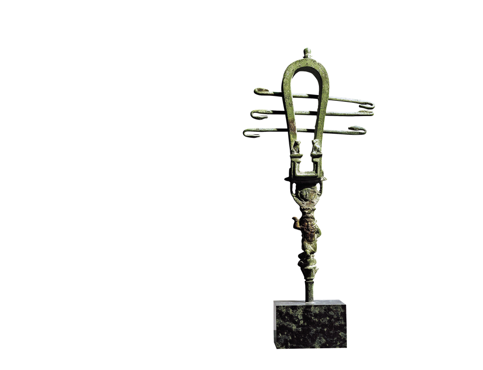 Bronzen sistrum uit de Isistempel in Rome Dit instrument een soort rammelaar werd gebruikt bij religieuze plechtigheden ter ere van Isis en andere godheden  Louvre Parijs
