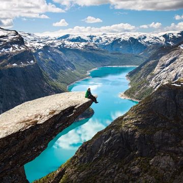 Trolltunga is zonder twijfel een van de adembenemendste kliffen in Noorwegen De rots ligt zon 1100 meter boven de zeespiegel en hangt zon 700 meter boven het Ringedalsvatnetmeer