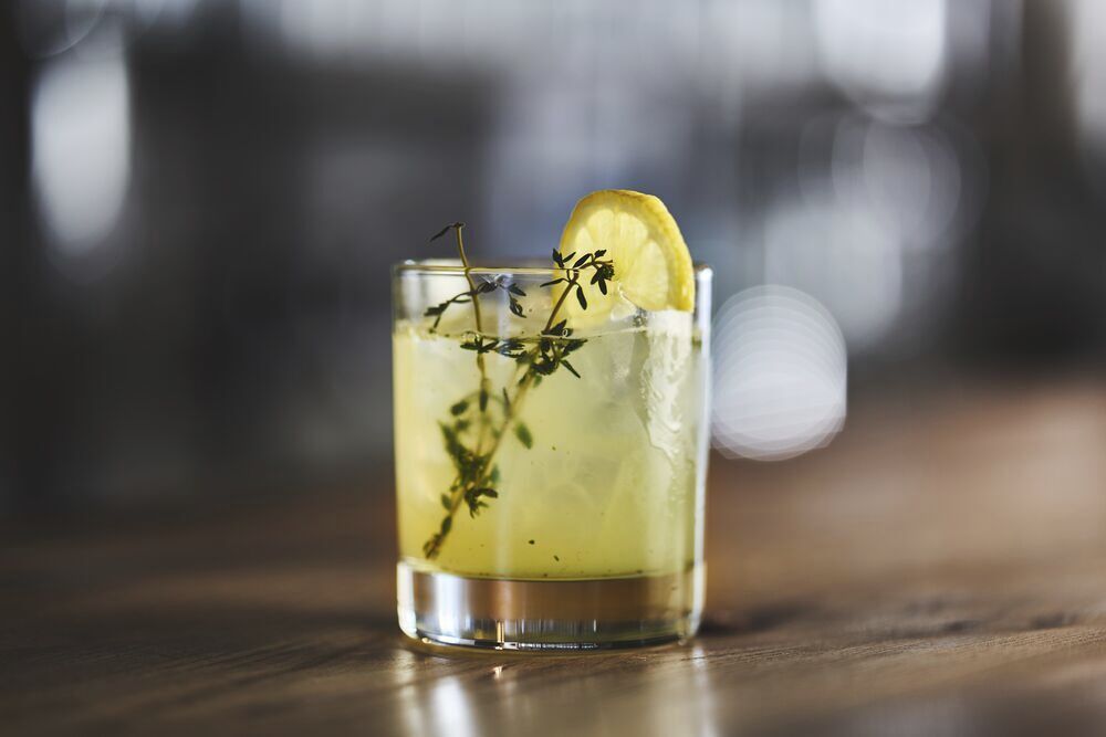 クラフトジンの草分け「ザ・ボタニスト」を使って、“家飲み”で