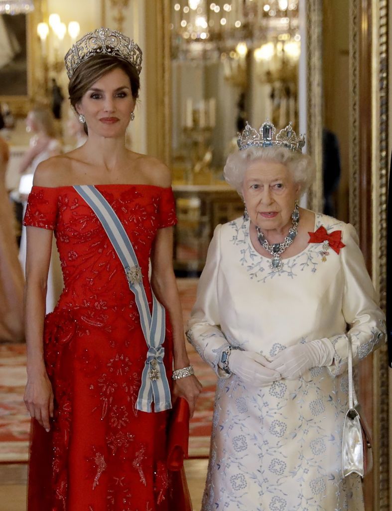 britains queen elizabeth ii r and spanish queen letizia pose for a photograph ahead of a state banquet at buckingham palace in central london on july 12, 2017
spanish king felipe vi called for a deal on the status of gibraltar that would be acceptable to all on wednesday, raising a thorny dispute on the first day of his state visit to britain  afp photo  pool  matt dunham        photo credit should read matt dunhamafp via getty images